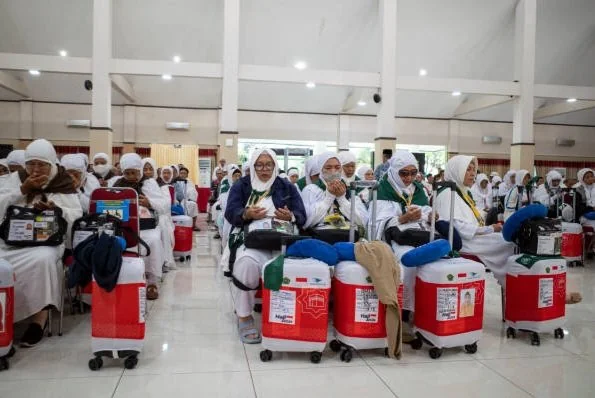 Jamaah haji diingatkan hanya membawa tiga jenis barang saat pergeseran dari Madinah ke Makkah guna menjaga kelancaran transportasi dan kelebihan bagasi. (Int/Ilustrasi)