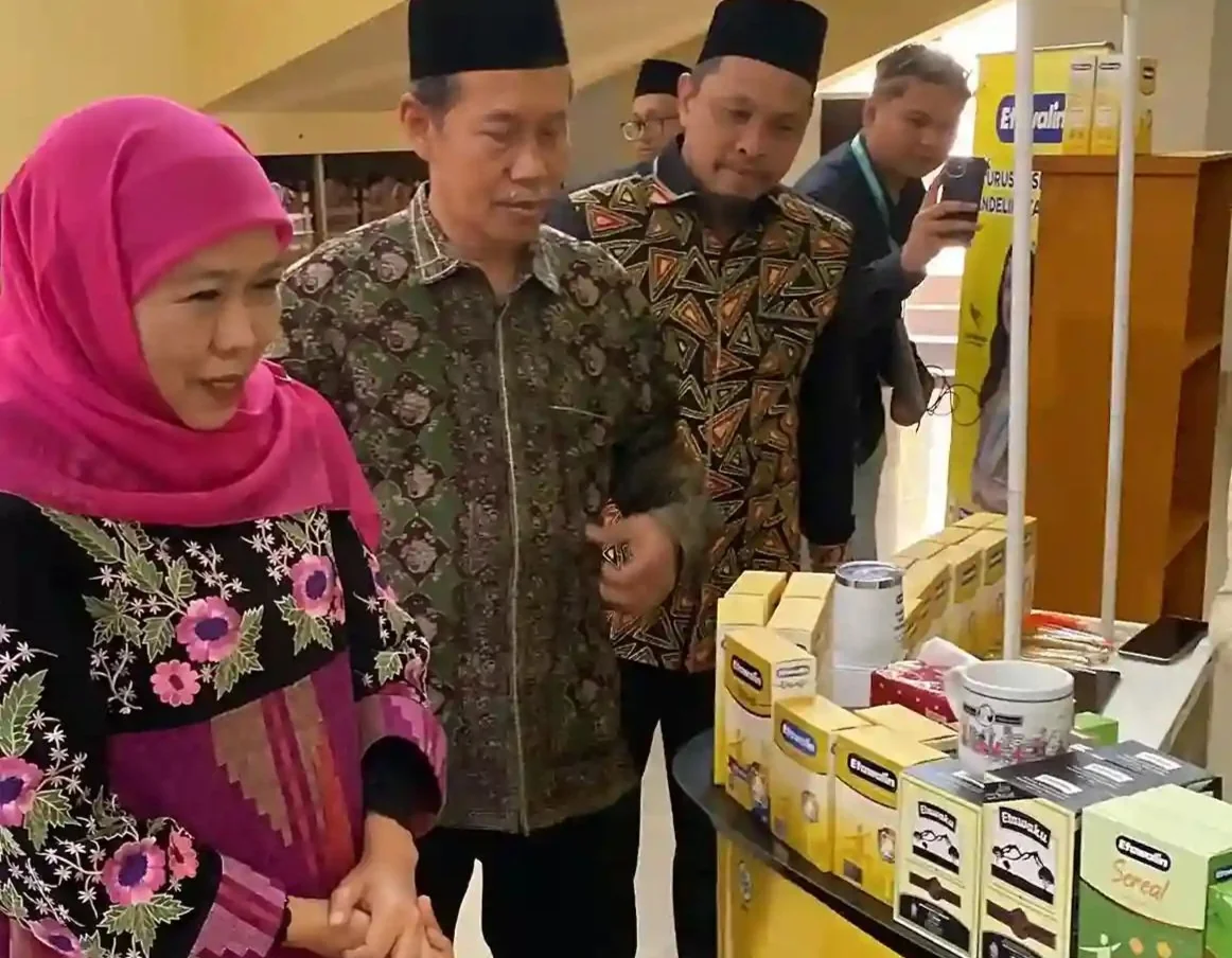 Gubernur Jawa Timur Khofifah Indar Parawansa saat mengunjungi booth Ethos di Forum Ekonomi Regional Jawa 2026. (Foto: Dok. Kabarbursa.com)