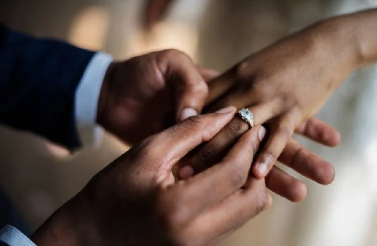 NIKAH SIRI - Kemenag mengingatkan masyarakat soal biro nikah siri yang menawarkan buku nikah. Dokumen tersebut tidak memiliki kekuatan hukum. (Foto: iStockphoto/Ilustrasi)