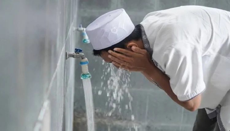 ILUSTRASI - Ofwat Inggris dikritik setelah mengimbau umat Muslim menghemat air saat wudu. Kritik muncul terkait kebocoran pipa. (FOTO: ISTIMEWA)