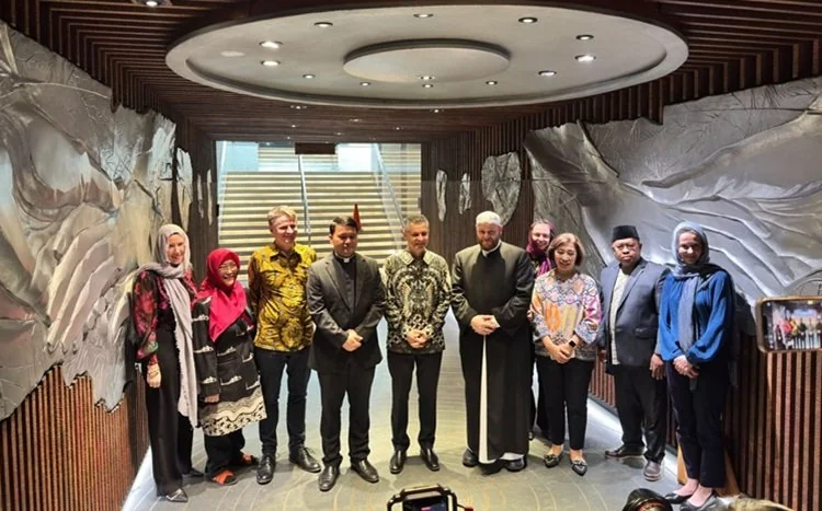 Asisten Menteri Luar Negeri dan Perdagangan Australia, Matt Thistlethwaite, bersama Presiden Dewan Imam Nasional Australia (Australian National Imams Council/ANIC) Imam Shady Alsuleiman dan delegasi, berkunjung ke Masjid Istiqlal, Rabu, 15 Juli 2026. (Fot