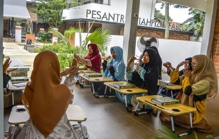 ILUSTRASI - DPD RI Awards 2026 membuka kategori pendidikan nonformal bagi guru ngaji, pengelola TPQ, ustadz kampung, dan penggerak pendidikan umat. (Foto: Istimewa)