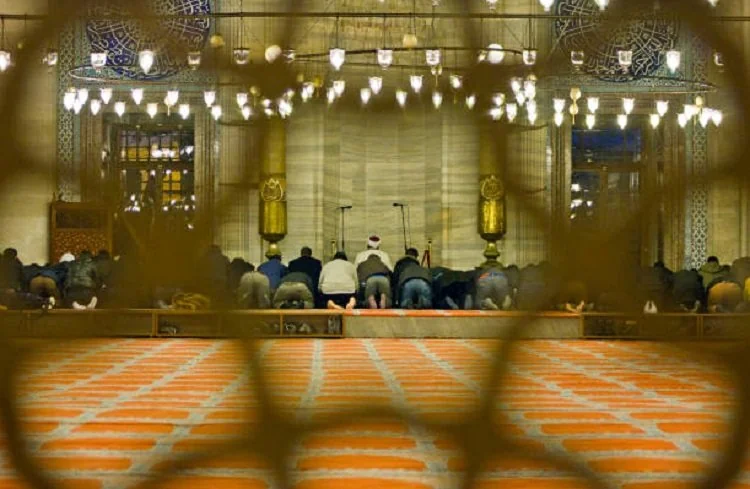 Tanah pribadi yang dibangun masjid perlu diperjelas status wakafnya. Simak penjelasan fikih, fatwa MUI, dan pentingnya sertifikasi tanah wakaf. (FOTO: iStockphoto/ILUSTRASI)