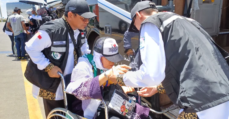 duduk-di-kursi-kelas-bisnis-dikasih-makanan-lunak-digendong-masuk-bus-jemaah-haji-lansia-dapat-pelayanan-istimewa_220666