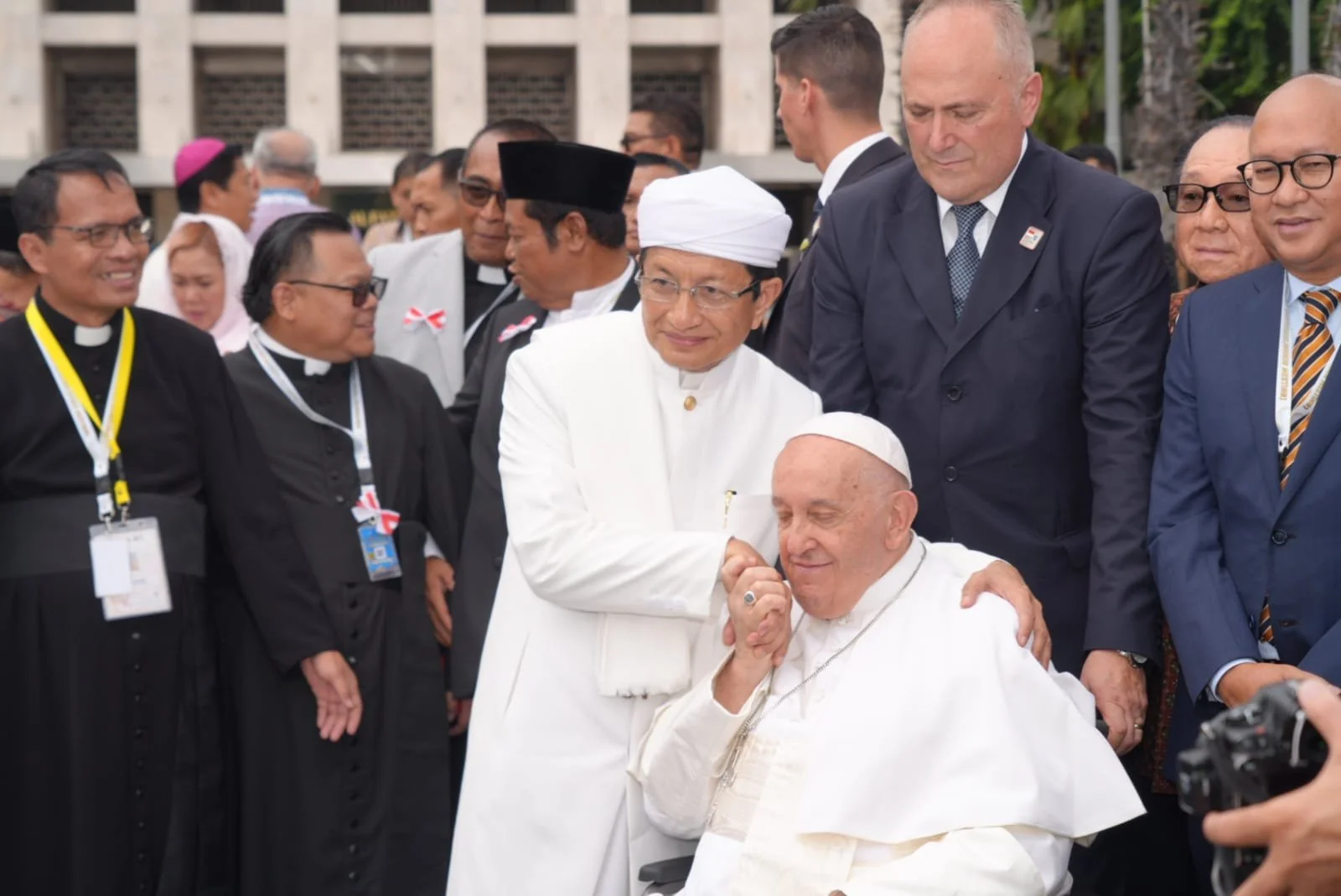 Pemimpin Gereja Katolik Dunia Paus Fransiskus mengunjungi Masjid Istiqlal disambut oleh K.H. Nasaruddin Umar, pada Kamis, 5 September 2024.