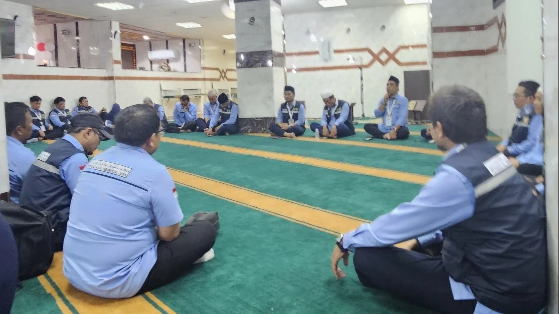 Petugas Daker Bandara mengadakan doa bersama jelang keberangkatan ke Arafah
