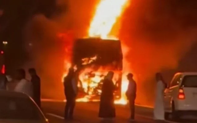 Bus jamaah umrah Indonesia terbakar di dekat Madinah. KJRI memastikan seluruh jamaah selamat dan tetap pulang 31 Maret 2026. (Foto: Istimewa)