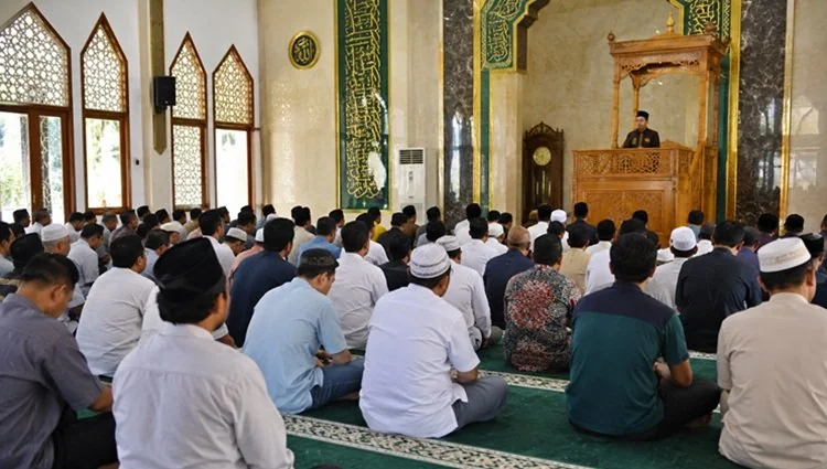 ILUSTRASI - Mengapa salat Jumat hanya dua rakaat? Simak penjelasan ulama, dalil hadis, ijmak ulama, serta alasan salat Jumat menggantikan salat Zuhur. (Foto: Chatgpt/Serambi Muslim)