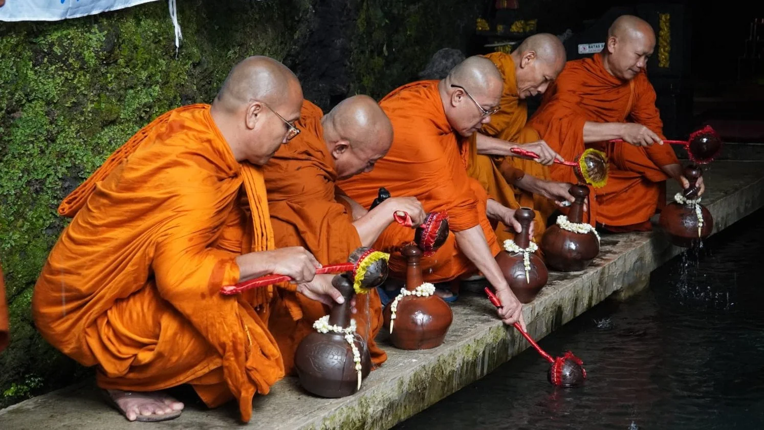 Rangkaian Waisak, Umat Buddha Jalani Ritual Umbul Jumprit