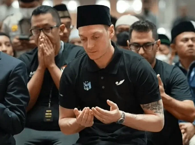 Mesut Ozil mengungkap alasan hengkang dari Arsenal pada 2021, terkait sikapnya terhadap isu Muslim Uighur di Xinjiang yang memicu kontroversi. (Foto: Instagram Mesut Ozil)