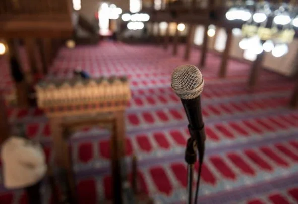 Penggunaan pengeras suara saat tadarus Ramadan perlu mempertimbangkan aspek sosial. Ulama menekankan pentingnya menghindari gangguan dan polusi suara. (Foto: iStockphoto/Ilustrasi)