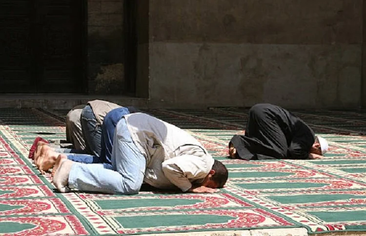 Enam adab imam saat memimpin salat berjamaah menurut Imam Al-Ghazali dalam Bidayatul Hidayah, mulai dari takbir hingga salam. (Foto: iStockphoto/Ilustrasi)
