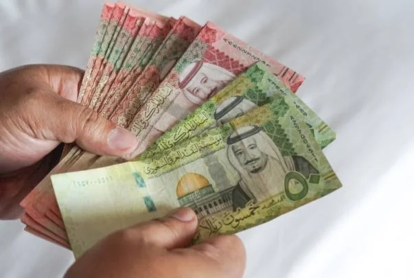 Transaksi penukaran riyal di BSI melonjak 76 persen jelang haji 2026. Bank menyiapkan 22 booth di embarkasi dan mendorong transaksi nontunai bagi jamaah. (Foto: Int/Ilustrasi)