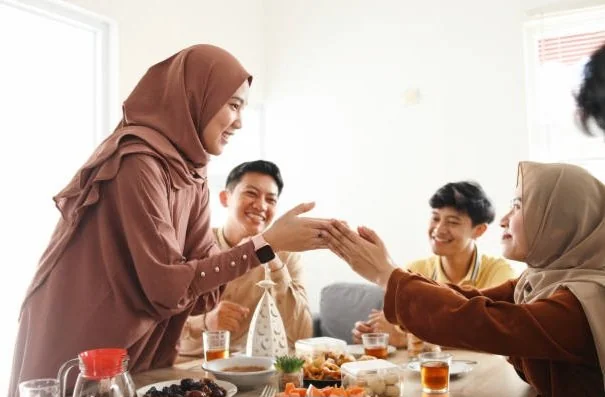 Istilah “halalbihalal” lahir di Indonesia. Sejumlah versi menyebutkan tradisi ini telah ada sejak era Wali Songo. (Foto: iStockphoto/Ilustrasi)