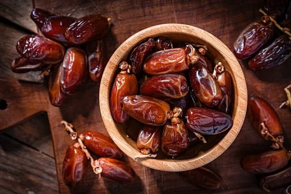 Sebagian kurma dari permukiman ilegal Israel diduga diselundupkan ke pasar Eropa melalui label palsu. Regulasi Uni Eropa mengharuskan asal produk jelas tercantum. (Foto: iStockphoto/Ilustrasi)