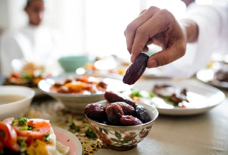 Delapan sunnah Nabi Muhammad SAW dalam makan dan minum, mulai membaca basmalah hingga menutup wadah makanan. (Foto: iStockphoto/ILUSTRASI)