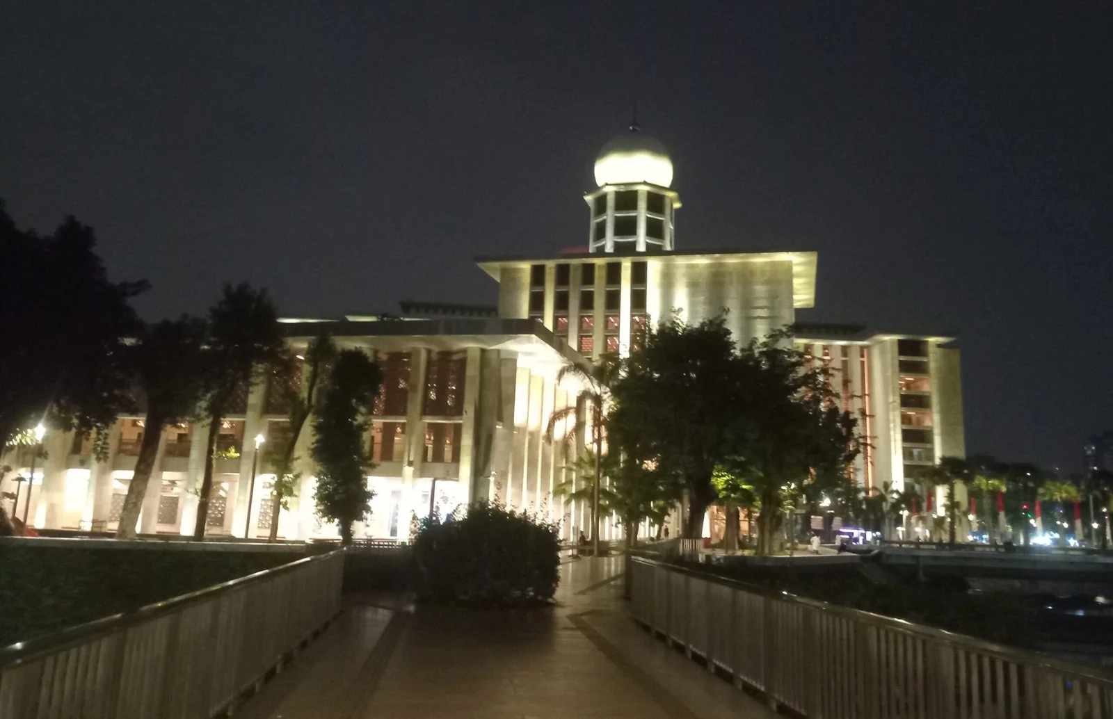 Masjid Istiqlal menggelar rangkaian acara Tahun Baru Islam 1448 H pada 15-16 Juni 2026. Ada tabligh akbar, simaan Alquran, qiyamullail, hingga renungan keislaman. (Foto: Dok Serambi Muslim)