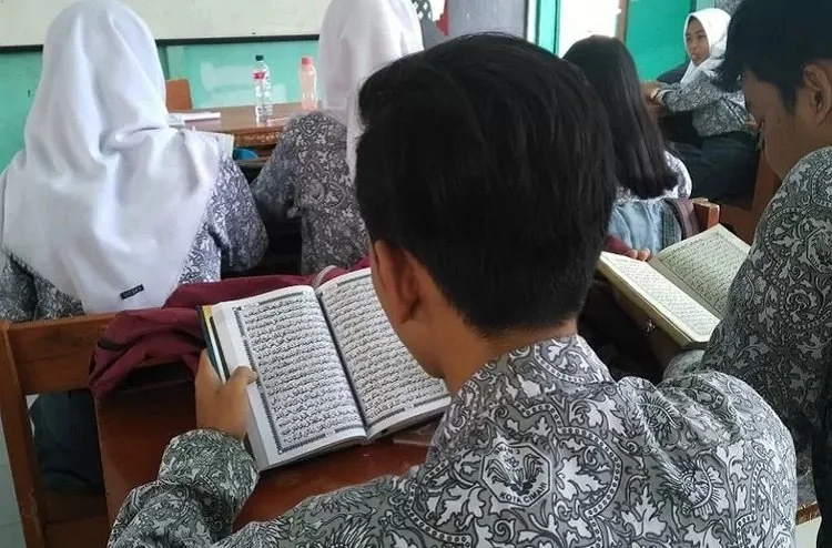 Menag Nasaruddin Umar meluncurkan beasiswa PJJ keagamaan bagi guru ngaji dengan kuliah daring dan biaya ditanggung penuh. (Foto: Int/Ilustrasi)