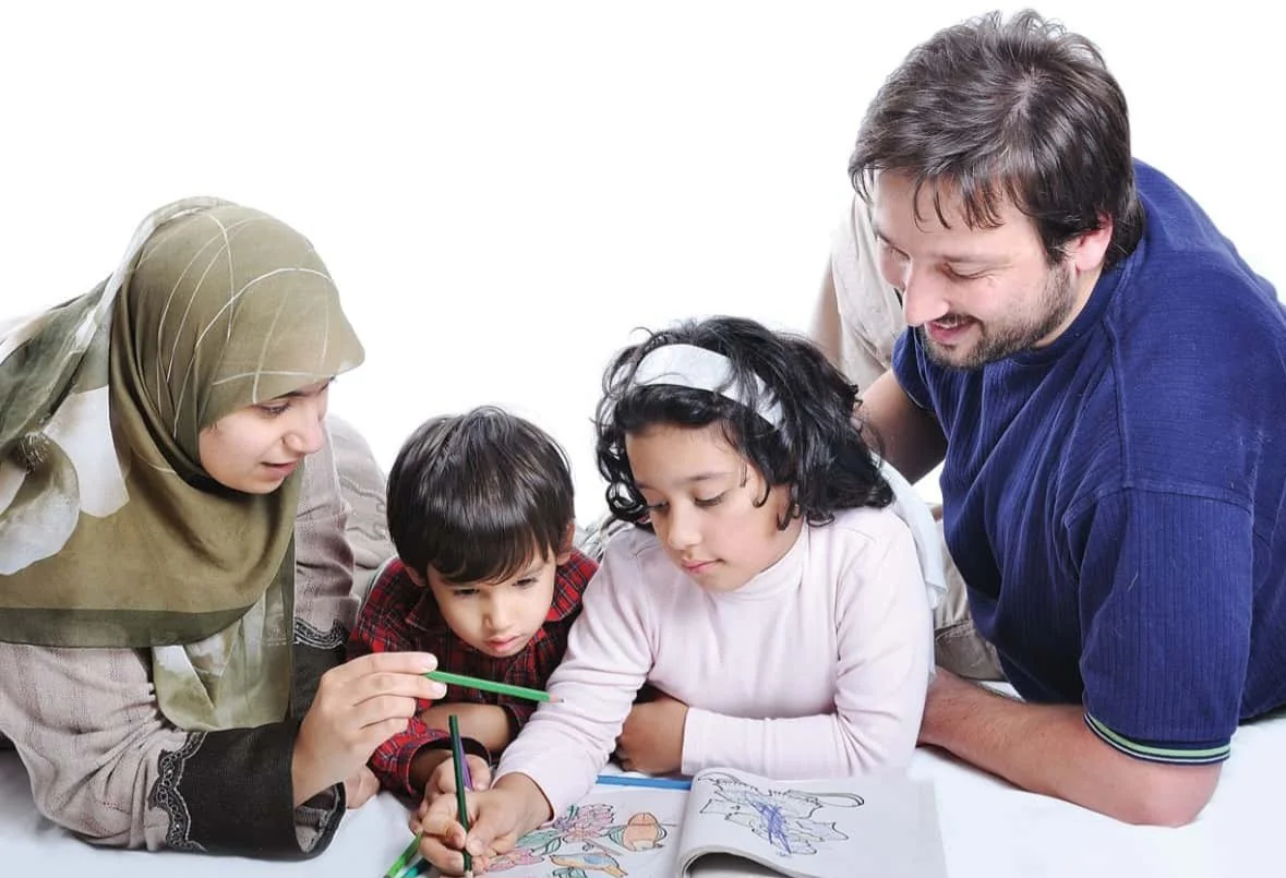 Islam membolehkan mengadopsi anak dengan syarat tertentu. Simak aturan nasab, wali, mahram, dan fatwa MUI. (Foto: Ist/Ilustrasi)
