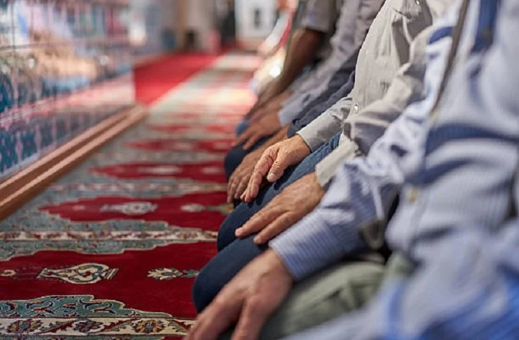 ILUSTRASI - Survei Alvara Research Center menunjukkan hanya 38,9 persen Muslim Indonesia yang mengaku selalu melaksanakan salat lima waktu setiap hari. Generasi tua dinilai lebih disiplin. (Foto: iStockphoto)
