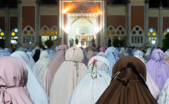 Umat Islam di Indonesia akan menyambut Hari Raya Idulfitri 2026/1447 Hijriah. Salah satu ibadah utama yang dilaksanakan pada hari tersebut adalah shalat Idulfitri. (Foto: iStockphoto/Ilustrasi)