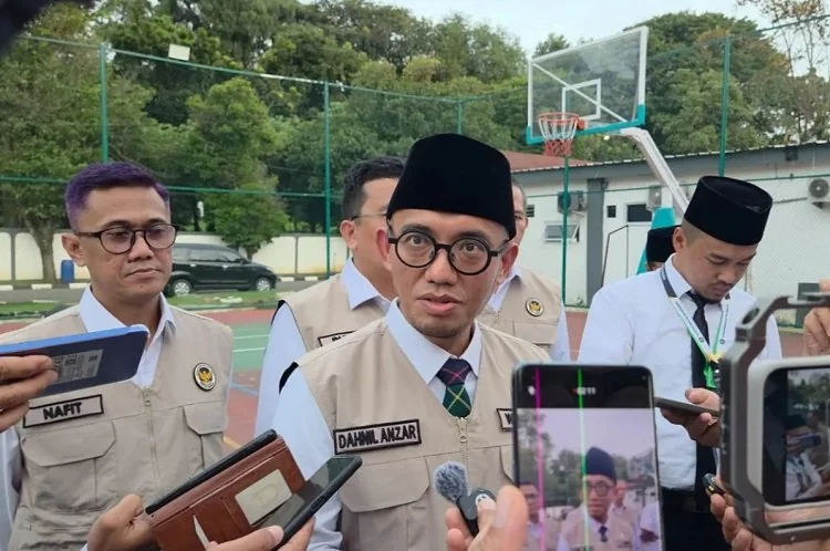 Wamenhaj Dahnil Anzar Simanjuntak mengimbau jemaah haji membawa obat pribadi, makanan ringan, dan perlengkapan pelindung diri menjelang puncak haji. (Foto: ANTARA)