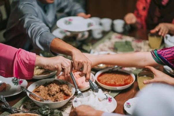 Bagaimana hukum puasa Ramadan bagi lansia yang pikun? Simak penjelasan Ustaz Ahmad Lutfi Fathullah tentang keringanan puasa, fidyah, dan peran keluarga. (Foto: iStockphoto/Ilustrasi)