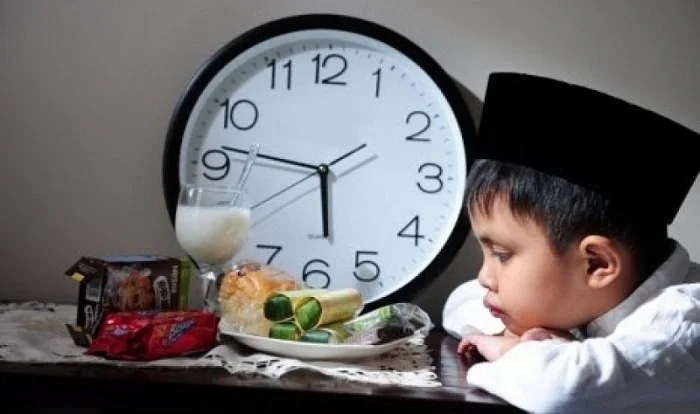 Usia ideal anak mulai belajar puasa Ramadan. Pengenalan sejak usia 7 tahun efektif membiasakan ibadah secara bertahap. (Foto: Int/Ilustrasi)