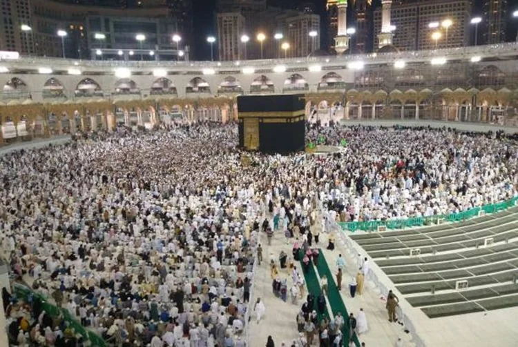 ILUSTRASI - Kemenhaj menghapus skema lunas tunda ganti haji khusus mulai 2026. Pengisian kuota jemaah yang batal kini dilakukan otomatis berdasarkan antrean sistem. (Foto: iStockphoto)