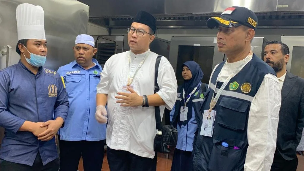 Anggota Amirul Hajj, Arif Satria, bersama Staf Khusus Menag Bidang Hubungan dan Kerjasama Kelembagaan, Sutomo, dan juga Kepala Biro Humas dan Komunikasi Publik Kemenag RI, Ahmad Fauzin