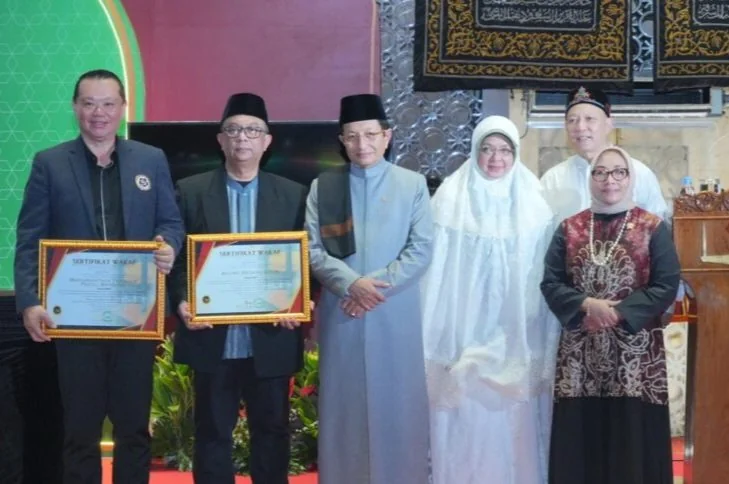 Masjid Istiqlal bersama Kementerian Agama dan Persatuan Islam Tionghoa Indonesia meluncurkan wakaf Alquran iluminasi Tionghoa saat peringatan Nuzulul Qur’an. (Foto: Istimewa)