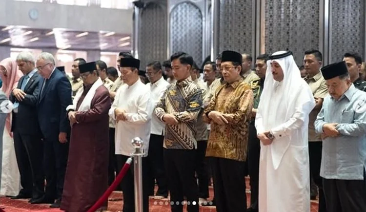 Masjid Istiqlal menggelar Salat Gaib untuk mendiang mantan Amir Qatar, Syekh Hamad bin Khalifa Al Thani. Acara dihadiri Wapres Gibran, Menag, dan tokoh nasional. (Foto: Instagram @masjidistiqlal.official)