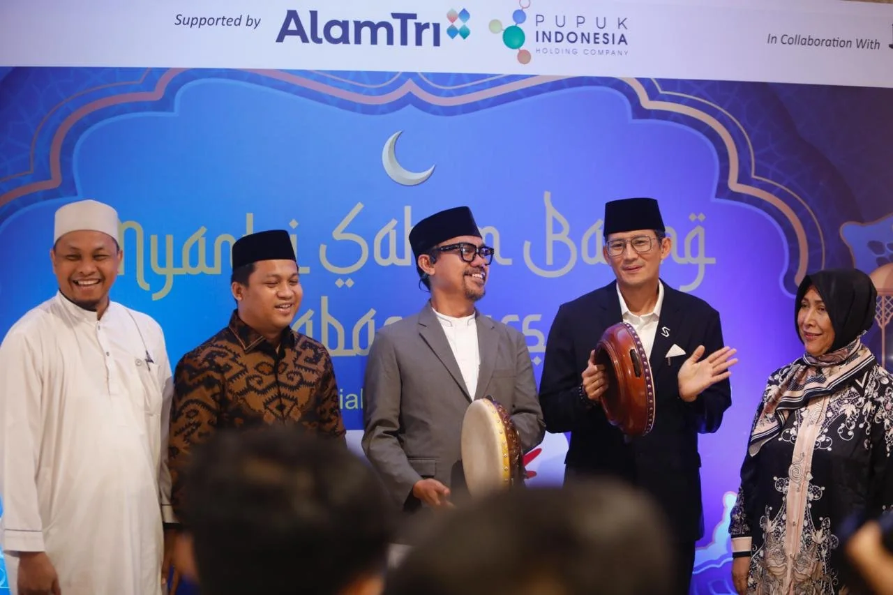 prosesi pengetukan rebana CEO kabarbursa dan Sandiaga Uno (ist)