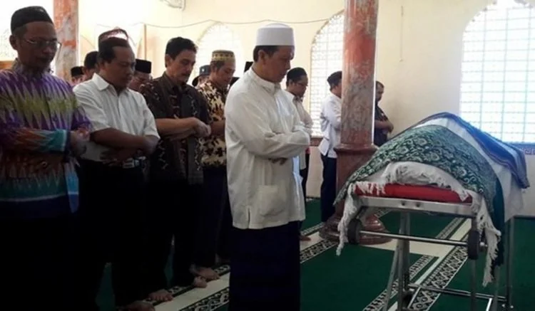 Menyalatkan jenazah sesama Muslim merupakan kewajiban yang memiliki kedudukan penting dalam syariat Islam. Para ulama sepakat bahwa hukum salat jenazah adalah fardhu kifayah. (Foto: NU Online)
