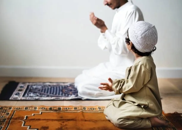 ILUSTRASI - Mengapa umat Islam menoleh ke kanan dan kiri saat salam salat? Simak makna, dasar hadis, serta hukum salam ke kanan dan ke kiri menurut ulama. (Foto: iStockphoto)