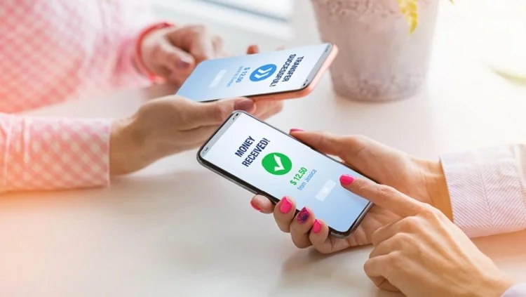 OJK memproyeksikan penyaluran pinjaman online kembali meningkat menjelang Ramadan 2026 seiring naiknya kebutuhan pembiayaan masyarakat. (Foto: SHUTTERSTOCK/Ilustrasi)