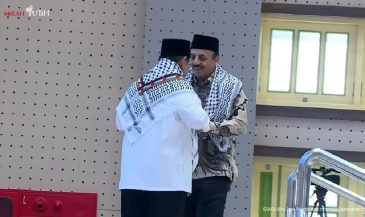 Presiden Prabowo Subianto meneriakkan “Free Palestine” saat peringatan 100 tahun Gontor. Dubes Palestina kemudian mengalungkan keffiyeh kepada Presiden. (Foto: YouTube Sekretariat Presiden)