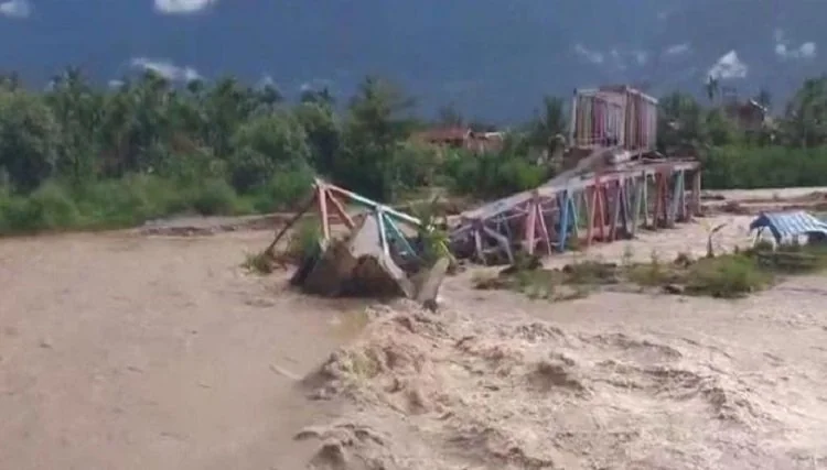 Salah satu jembatan di Aceh Utara rusak akibat banjir, Sabtu (26/9/2026). (FOTO; Humas BPBA)