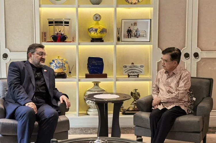 Wakil Presiden RI ke-10 dan ke-12 RI Jusuf Kalla menerima kunjungan Duta Besar Iran untuk Indonesia, Mohammad Boroujerdi, di kediamannya di Jakarta, Selasa, 3 Maret 2026 (Dok. Tim Media Jusuf Kalla)