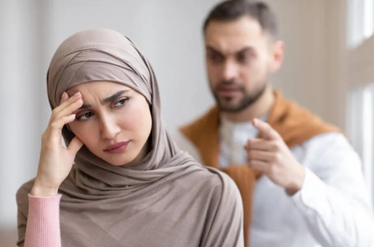 Bolehkah istri menolak tinggal di rumah mertua? Simak penjelasan fikih, dalil Alquran, serta pandangan mayoritas ulama tentang hak tempat tinggal istri. (Foto: iStockphoto/Ilustrasi)