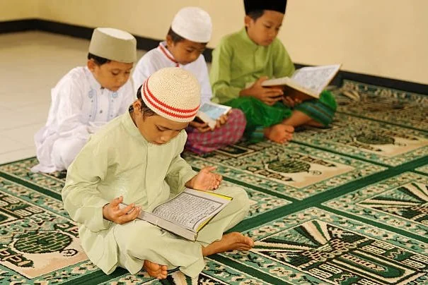 Pendidikan anak dalam Islam menekankan keteladanan orang tua, pembiasaan ibadah sejak dini, serta nilai akhlak seperti yang dicontohkan Luqman. (Foto: iStockphoto/Ilustrasi)