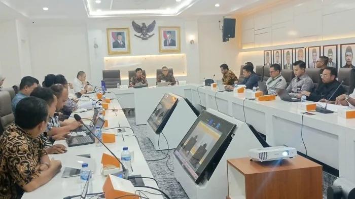Rapat pembukaan lelang penyediaan transportasi udara jemaah haji 2025. (Foto : Kemenag)