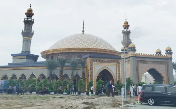 Masjid Al-Ikhlas Pantai Indah Kapuk resmi dibuka. Berkapasitas 600 jamaah, masjid ini mendukung aktivitas ibadah dan sosial warga. (Foto: Istimewa)