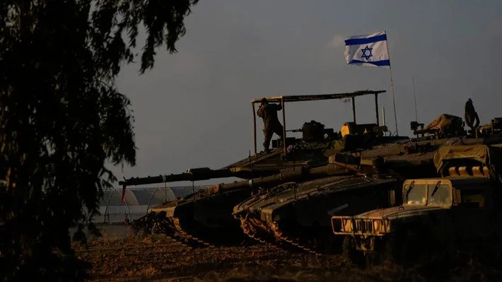 Tentara Israel bekerja di tank di area pementasan tentara dekat perbatasan Israel dengan Gaza, Israel selatan, Jumat, 1 Desember 2023. (AP)